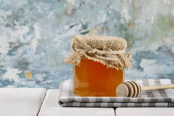 Jar of honey on wooden table. — Stock Photo, Image