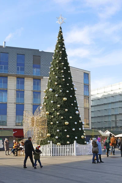 ポーランドのクラクフ- 2019年12月1日:伝統的な大きなクリスマスtr — ストック写真