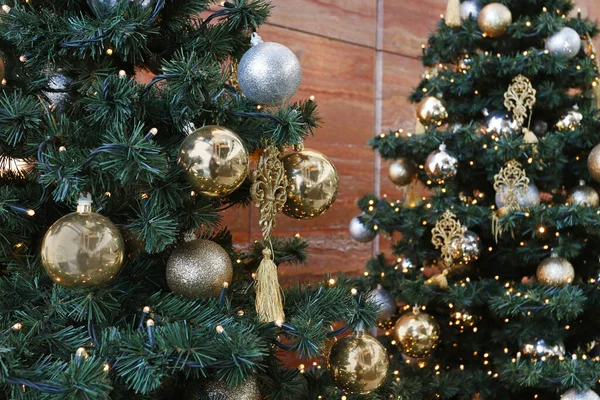 Altın toplarla süslenmiş Noel ağacı. — Stok fotoğraf