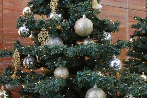 Árvore de Natal decorada com bolas douradas. — Fotografia de Stock