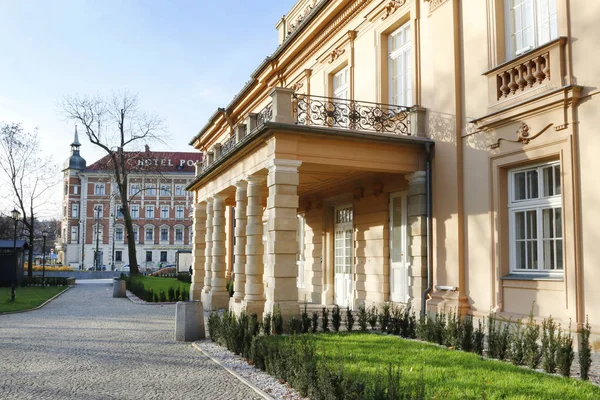 Krakow, Polen - 01 december 2019: Historiska hyreshus i Krakow — Stockfoto