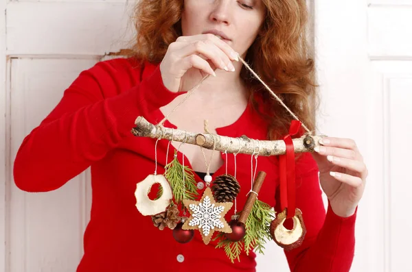 女人拿着手工制作的、自然的圣诞装饰品. — 图库照片