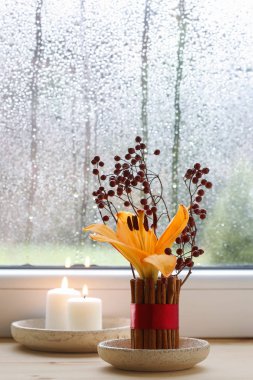 Kadın nasıl modern, minimalist çiçek süslemesi yapılacağını gösteriyor.