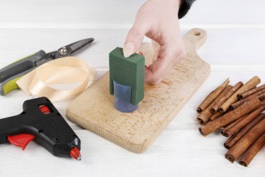 Kadın nasıl modern, minimalist çiçek süslemesi yapılacağını gösteriyor.