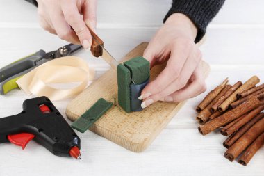 Kadın nasıl modern, minimalist çiçek süslemesi yapılacağını gösteriyor.