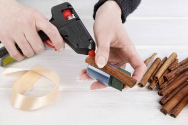 Kadın nasıl modern, minimalist çiçek süslemesi yapılacağını gösteriyor.