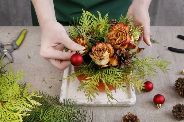 Come fare la decorazione di Natale duratura. Accordi floreali — Foto Stock