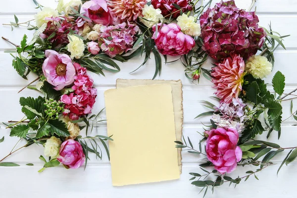 List papíru a romantické květinové ozdoby — Stock fotografie