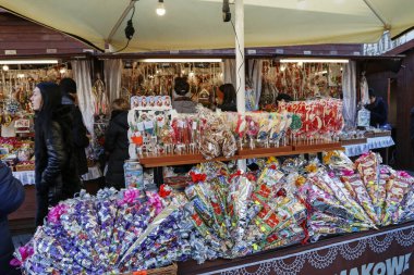 Polonya 'nın Krakow kentindeki Ana Pazar Meydanı' nda yıllık Noel panayırı. Evi dekore etmek için sezonluk çiçek süsleri..