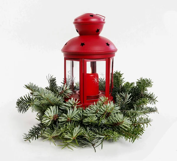 Vánoční Věnec Jedlových Větviček Červené Lucerny Svíčkou Uvnitř Izolovaný Bílém — Stock fotografie