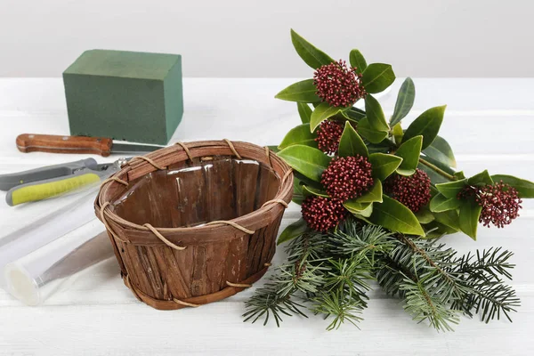 Florist Work Woman Shows How Make Floral Arrangement Skimmia Skimmia — Stock Photo, Image