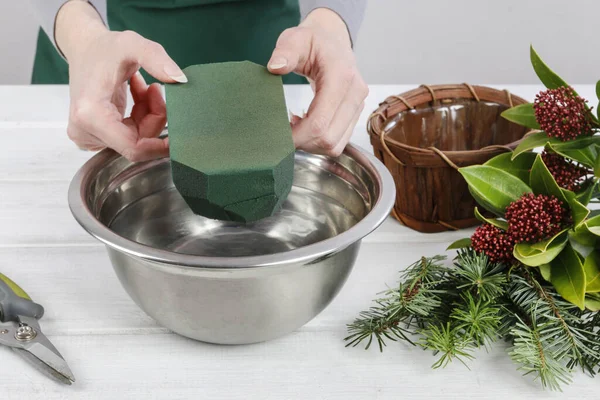 Fiorista Lavoro Donna Mostra Come Realizzare Composizioni Floreali Con Skimmia — Foto Stock