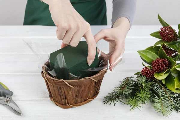 Florista Trabajo Mujer Muestra Cómo Hacer Arreglos Florales Con Skimmia —  Fotos de Stock