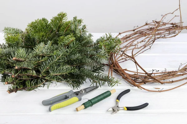 工作中的花匠 女人展示如何用冷杉枝条制作圣诞花环 一步一步 — 图库照片