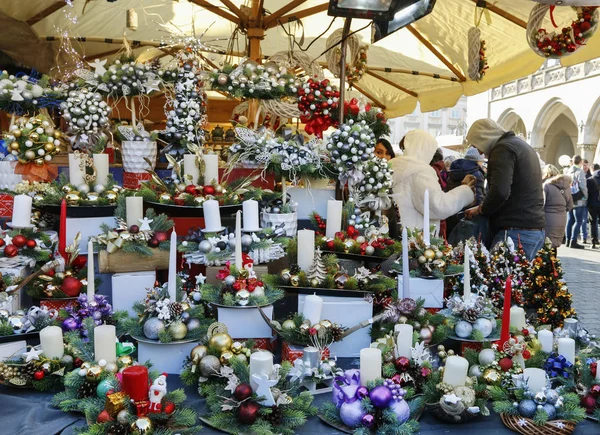 ポーランド クラクフのメインマーケット広場で毎年恒例のクリスマスフェア 季節の花の装飾家を飾るために — ストック写真