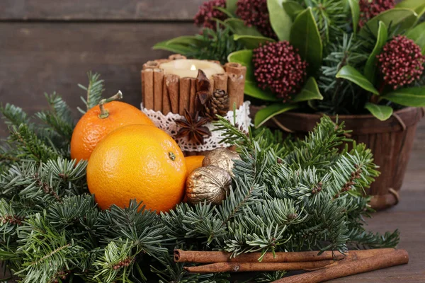 Vánoční Stůl Jedlovou Věnec Pomeranče Svíčky Zdobené Skořicovými Tyčinkami Slavnostní — Stock fotografie