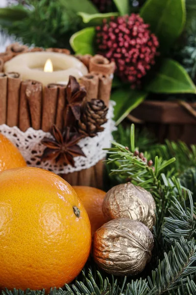 Köknar Çelengi Portakal Tarçın Çubuklarıyla Süslenmiş Mum Ile Noel Masası — Stok fotoğraf