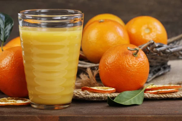 Ein Glas Orangensaft Und Die Frischen Früchte Auf Dem Holztisch — Stockfoto