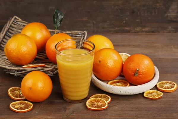 Ein Glas Orangensaft Und Die Frischen Früchte Auf Dem Holztisch — Stockfoto