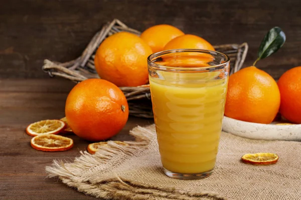 Ein Glas Orangensaft Und Die Frischen Früchte Auf Dem Holztisch — Stockfoto