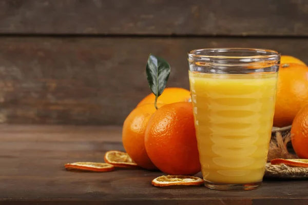 Ein Glas Orangensaft Und Die Frischen Früchte Auf Dem Holztisch — Stockfoto