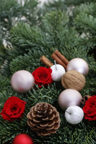 Decoração Natal Com Abeto Rosas Cones Tempo Festivo — Fotografia de Stock