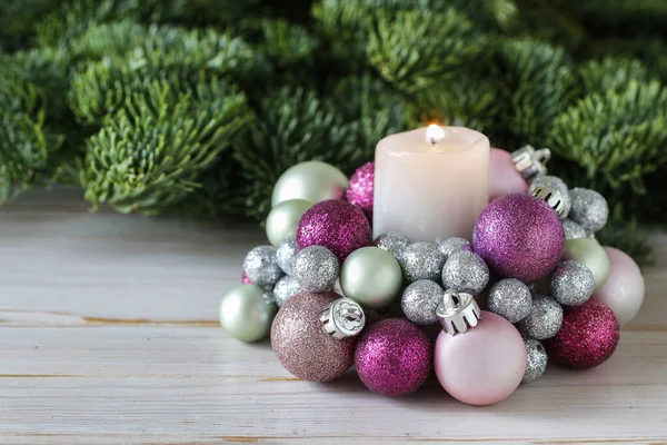 ガラス玉で作られたキャンドルホルダー クリスマスとカーニバルのための美しいテーブル装飾 — ストック写真