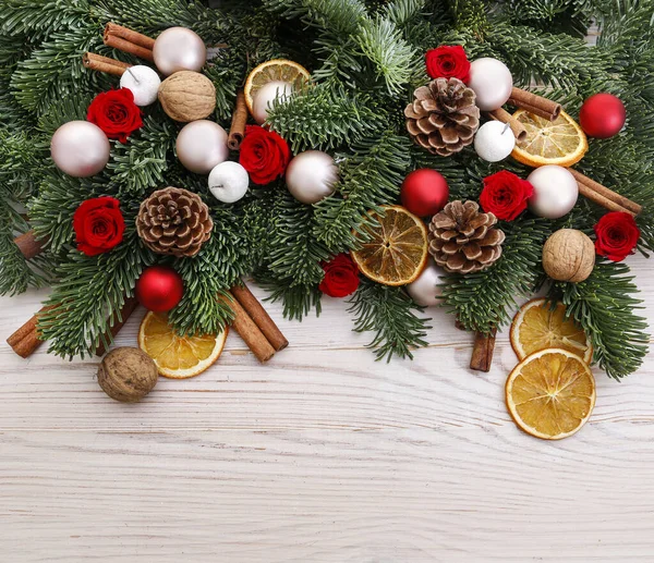 赤いバラ オレンジ コーンとシナモンスティックとクリスマスの装飾 祭りの時間 — ストック写真