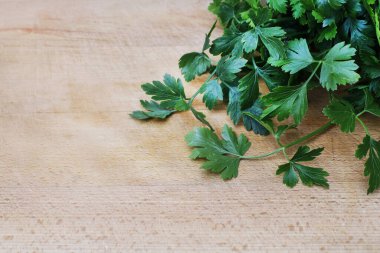 Tahta masada taze maydanoz, kopyalama alanı. Sağlıklı yemek.