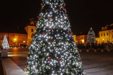 Geleneksel büyük noel ağacı. Renkli ışıklarla aydınlatılmış..