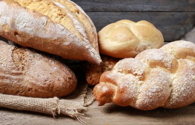 Tahta masada ekmek ve rulo. Kahvaltı zamanı.