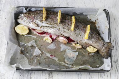 Limonlu kavrulmuş alabalık. Akşam yemeği.