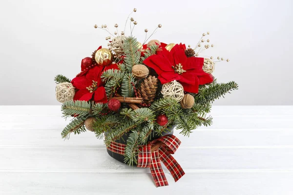 Decoração Natal Com Flor Poinsettia Euphorbia Pulcherrima Abeto Bugigangas Cones — Fotografia de Stock