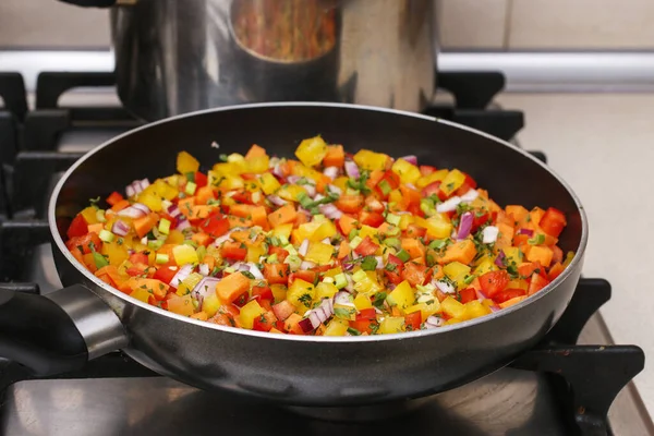 フライパンに野菜を混ぜます 調理時間 — ストック写真