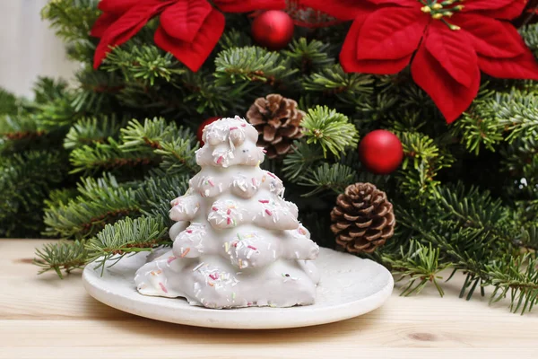 Pepparkaksjulgran Vacker Xmas Dessert Och Röda Julstjärna Blommor Bakgrunden — Stockfoto