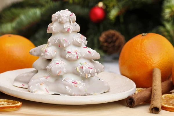Pepparkaksjulgran Vacker Xmas Dessert Och Röda Julstjärna Blommor Bakgrunden — Stockfoto