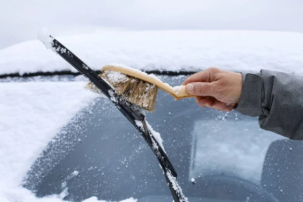Mężczyzna Usuwa Śnieg Samochodu Czas Zimowy — Zdjęcie stockowe
