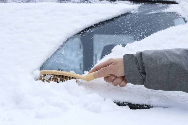 Een Man Verwijdert Sneeuw Uit Auto Wintertijd — Stockfoto