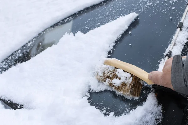 Man Tar Bort Snö Från Bilen Vintertid — Stockfoto