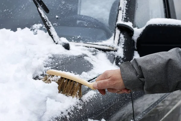 Man Tar Bort Snö Från Bilen Vintertid — Stockfoto