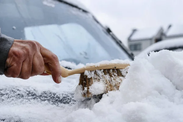 Mężczyzna Usuwa Śnieg Samochodu Czas Zimowy — Zdjęcie stockowe