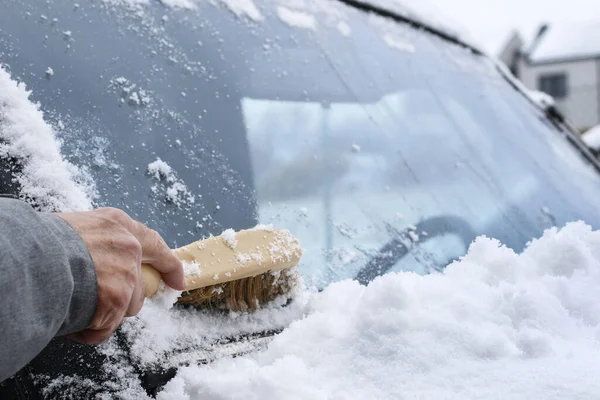 Een Man Verwijdert Sneeuw Uit Auto Wintertijd — Stockfoto