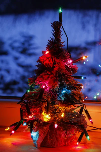 Penceresinin Yanında Renkli Işıklar Olan Noel Ağacı Kış Manzarası Uzaktan — Stok fotoğraf