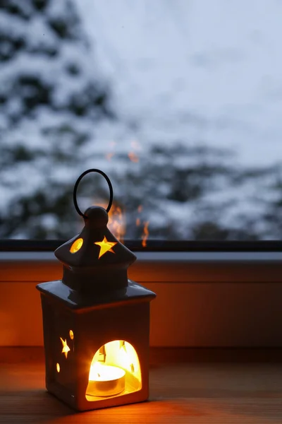 Lanterna Ceramica Con Una Candela Vicino Alla Finestra Paesaggio Invernale — Foto Stock