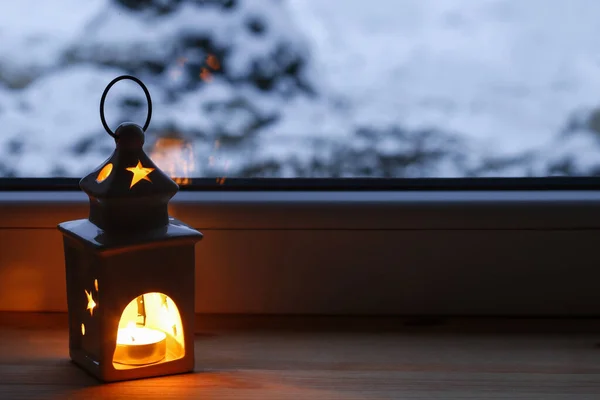 Keramische Laterne Mit Kerze Fenster Winterlandschaft Ist Der Ferne Sichtbar — Stockfoto
