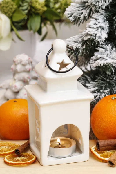 Güzel Seramik Fener Taze Portakallar Geleneksel Noel Masa Dekorasyonu — Stok fotoğraf