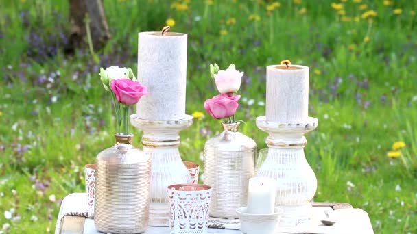 花园宴会期间桌上放着鲜花 蜡烛和奢华的装饰品 — 图库视频影像