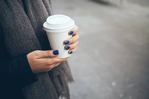 Jovem está bebendo café na rua — Fotografia de Stock