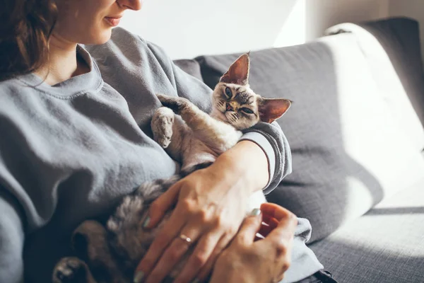 Feliz joven con su gato Devon Rex. Mascotas . — Foto de Stock