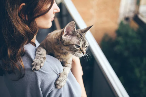 Onu kedi ile bir Balkonda duran güzel ve genç birbayan Close-Up. 